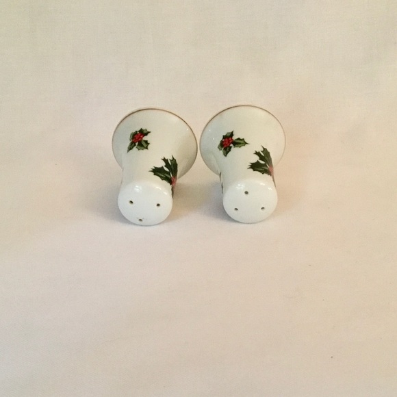 Vintage salt pepper shakers Christmas holly - Picture 3 of 3